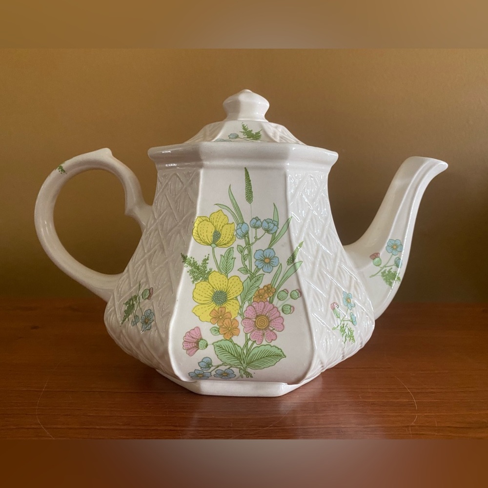 Vtg Sadler floral basketweave teapot